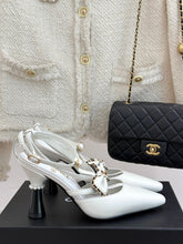 CHAIN BOW HIGH HEEL 8 CM SLINGBACKS IN WHITE SUEDE